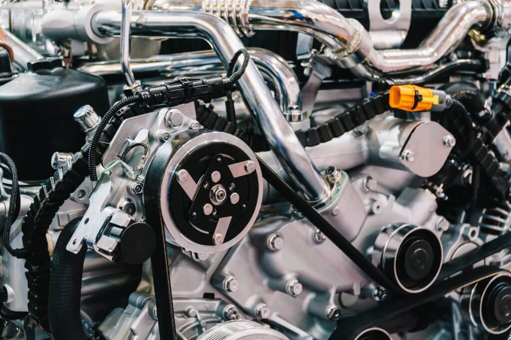 truck-engine-motor-components-in-car-service-inspe-84W6SYK-1024x683 Grawerowanie laserowe w przemyśle odlewniczym