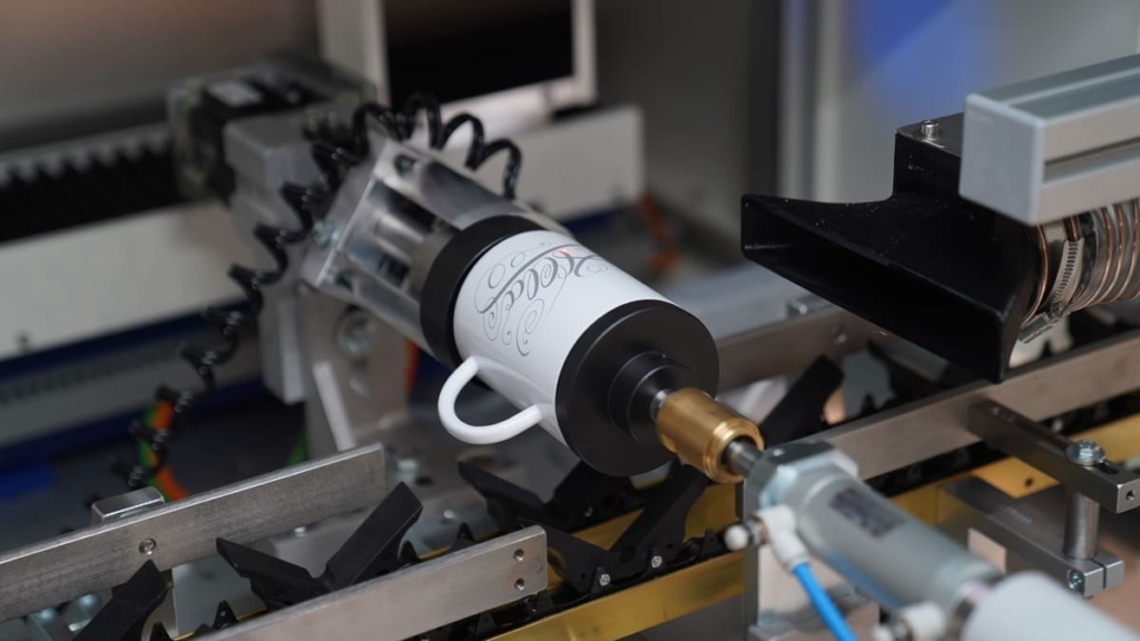 360_LASER_MARKING_MUG-1024x576 Drinkfeeder - Automatyczny system laserowy do butelek z wodą
